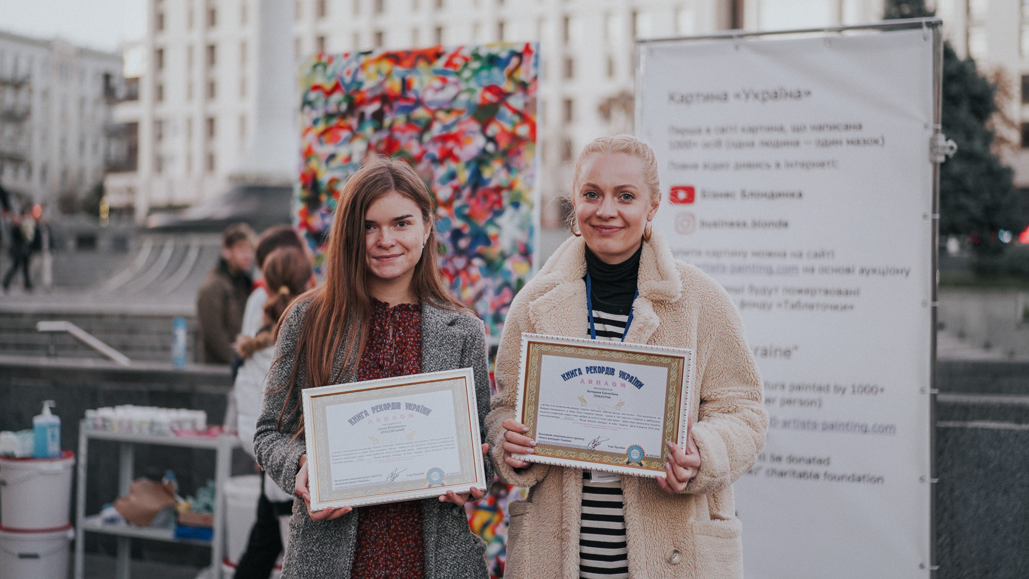 Новий рекорд України: перша в світі картина, написана тисячею людей
