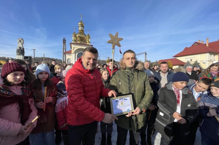 Понад 400 сопілкарів зіграли колядку «Нова радість стала»