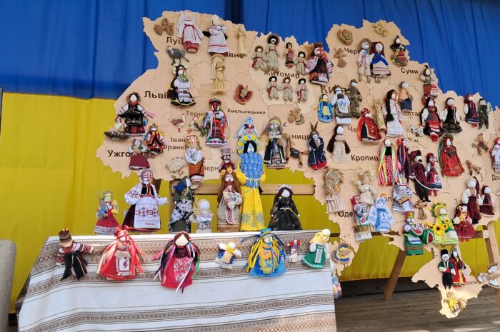 Мапа України з ляльками-мотанками увійшла до Книги рекордів України