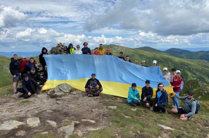 6-метровий український стяг побував на всіх шістьох вершинах 2000+ метрів