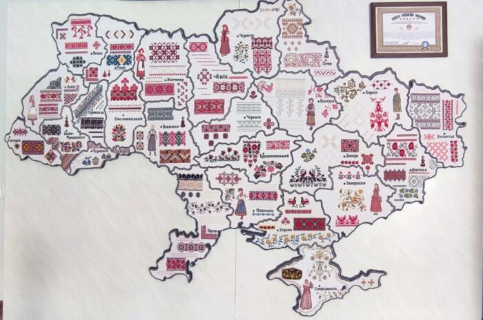 Вишита карта України з найбільшою кількістю різноманітних технік та візерунків